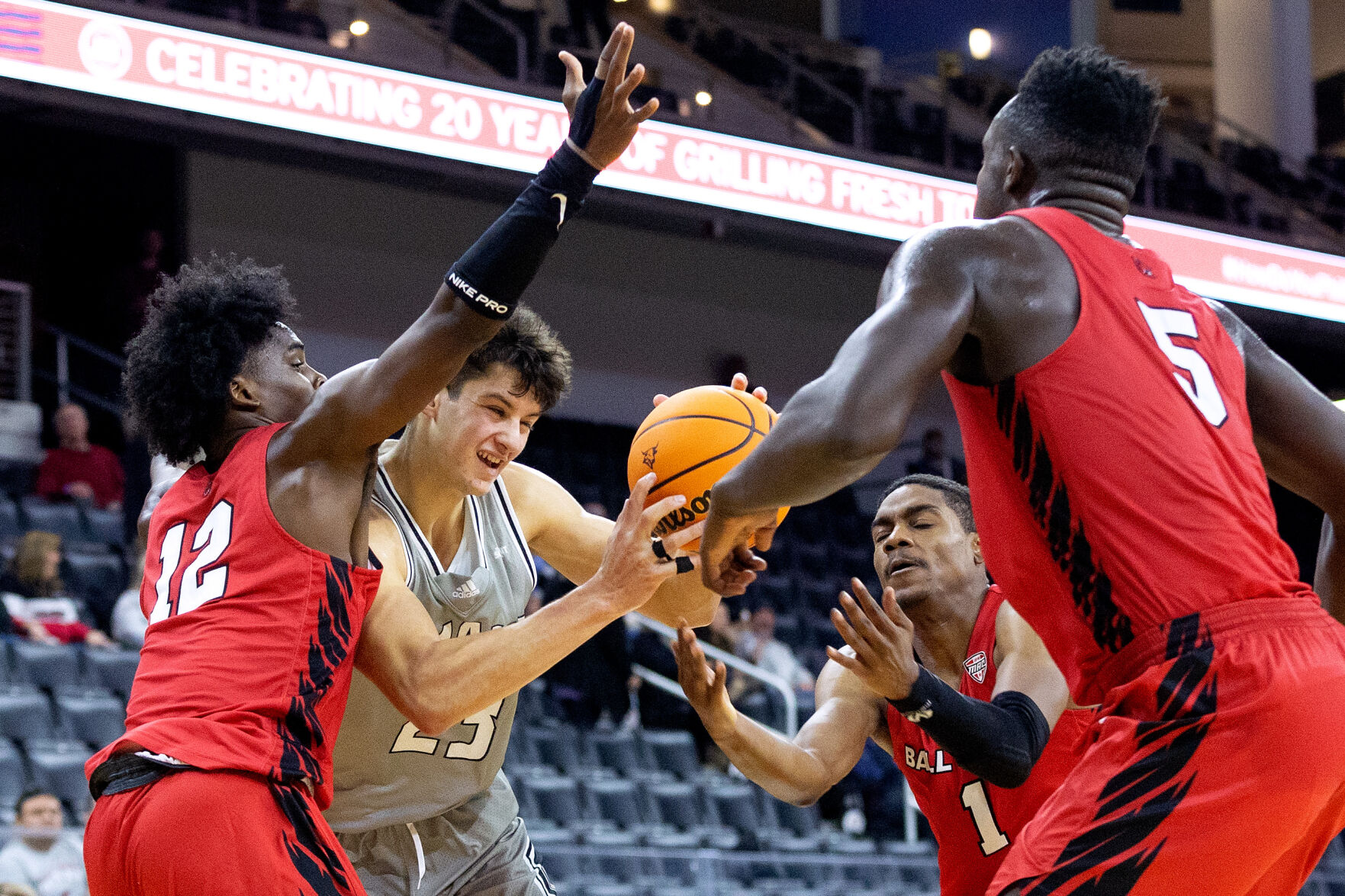 111722-owh-spo-unobasketball-em26.jpg